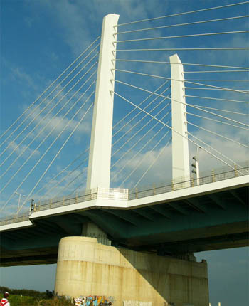 坂東大橋・斜張橋のタワー