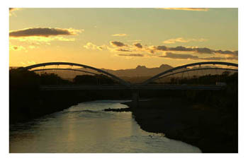 利根川の流れと夕陽を受ける福島橋